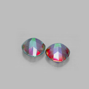 カラットの天然トップレインボーミスティックトパーズ（8.1×8.1 mm・トリリアント）