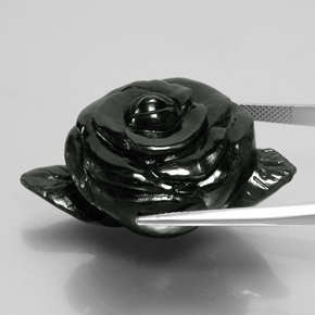 81.11カラットの天然緑がかった黒ネフライト（39.5×25.5 mm・ファンシーシェイプ）