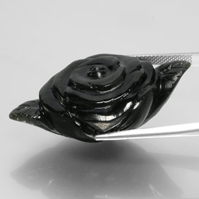 57.95カラットの天然緑がかった黒ネフライト（38.8×23.7 mm・ファンシーシェイプ）