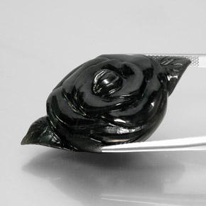 63.61カラットの天然緑がかった黒ネフライト（40.1×26 mm・ファンシーシェイプ）