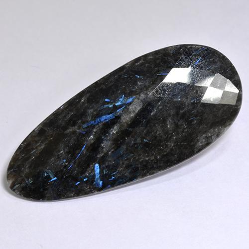 41.22カラットの天然黒ヌーミット（45.3×20.4 mm・洋梨の形）