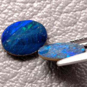 カラットの天然マルチカラーオパールダブレット（8×6 mm・オーバルカット）