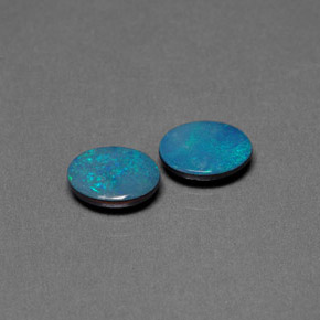 カラットの天然マルチカラーオパールダブレット（8.1×6 mm・オーバルカット）