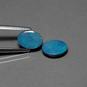 カラットの天然マルチカラーオパールダブレット（8.1×6 mm・オーバルカット）