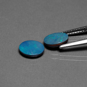 カラットの天然マルチカラーオパールダブレット（8.1×6 mm・オーバルカット）