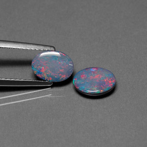 カラットの天然マルチカラーオパールダブレット（8×6 mm・オーバルカット）