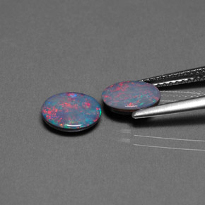 カラットの天然マルチカラーオパールダブレット（8×6 mm・オーバルカット）