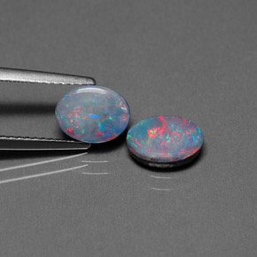 カラットの天然マルチカラーオパールダブレット（8×6.1 mm・オーバルカット）