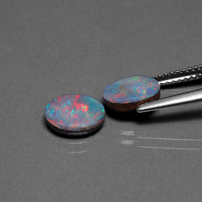 カラットの天然マルチカラーオパールダブレット（8×6.1 mm・オーバルカット）