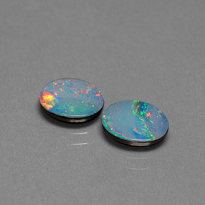 カラットの天然マルチカラーオパールダブレット（8.1×6 mm・オーバルカット）