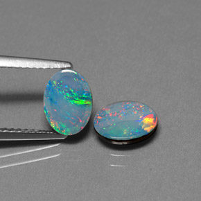 カラットの天然マルチカラーオパールダブレット（8.1×6 mm・オーバルカット）