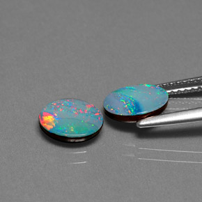 カラットの天然マルチカラーオパールダブレット（8.1×6 mm・オーバルカット）