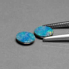 カラットの天然マルチカラーオパールダブレット（6.9×5 mm・オーバルカット）