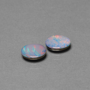 カラットの天然マルチカラーオパールダブレット（7.1×5 mm・オーバルカット）