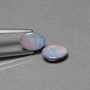 カラットの天然マルチカラーオパールダブレット（7.1×5 mm・オーバルカット）