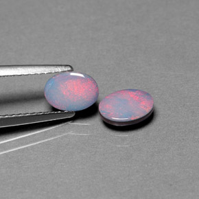 カラットの天然マルチカラーオパールダブレット（6.9×5 mm・オーバルカット）