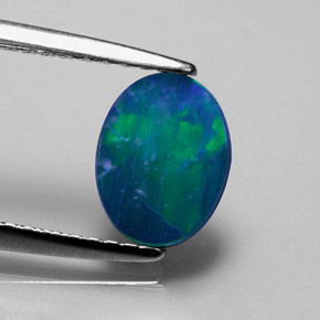 0.73カラットの天然マルチカラーダブレットオパール、オーバルカット、オペーク