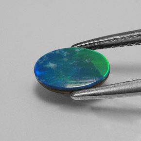 0.73カラットの天然マルチカラーダブレットオパール、オーバルカット、オペーク