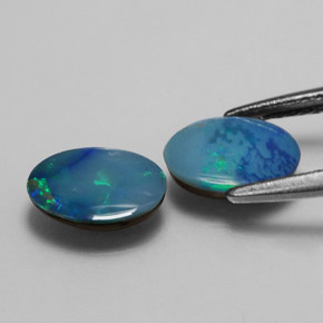 カラットの天然マルチカラーオパールダブレット（8×6 mm・オーバルカット）