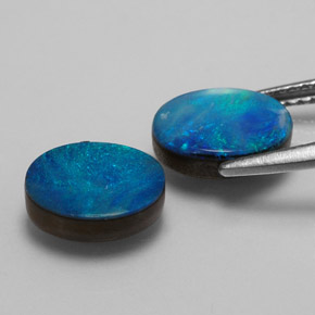 カラットの天然マルチカラーオパールダブレット（8.9×7 mm・オーバルカット）
