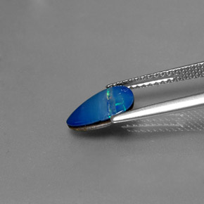 1.06カラットの天然マルチカラーオパールダブレット（9.6×7.5 mm・ファンシーシェイプ）