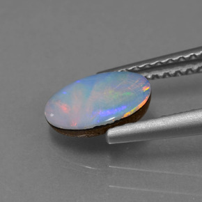0.69カラットの天然マルチカラーダブレットオパール、楕円形、オペーク