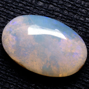 4.49カラットの天然マルチカラーオパール（15.6×10.2 mm・透明）