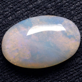4.49カラットの天然マルチカラーオパール（15.6×10.2 mm・透明）