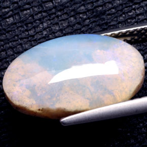 4.49カラットの天然マルチカラーオパール（15.6×10.2 mm・透明）