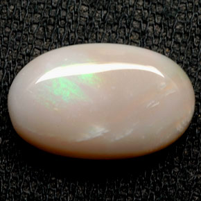 5.51カラットの天然マルチカラーオパール（17.2×10.7 mm・オーバルカット）
