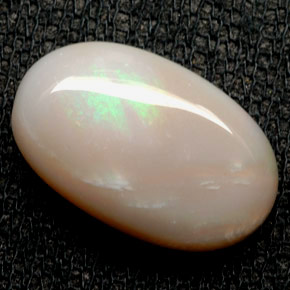 5.51カラットの天然マルチカラーオパール（17.2×10.7 mm・オーバルカット）