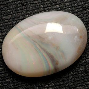 6.06カラットの天然マルチカラーオパール（17.2×12.2 mm・透明）