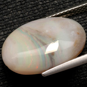 6.06カラットの天然マルチカラーオパール（17.2×12.2 mm・透明）