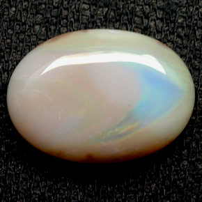 6.24カラットの天然マルチカラーオパール（17.3×12.4 mm・オーバルカット）