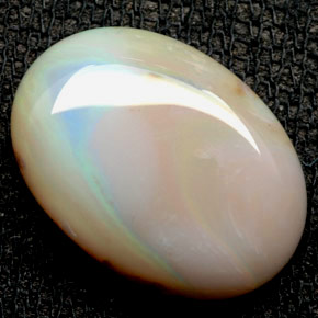6.24カラットの天然マルチカラーオパール（17.3×12.4 mm・オーバルカット）
