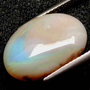 6.24カラットの天然マルチカラーオパール（17.3×12.4 mm・オーバルカット）
