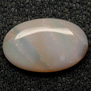 2.46カラットの天然マルチカラーオパール（14.7×9.3 mm・オーバルカット）