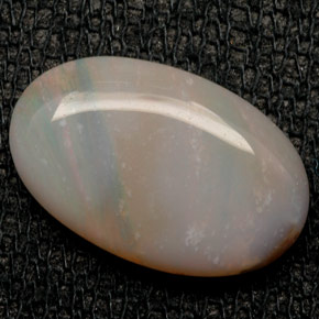 2.46カラットの天然マルチカラーオパール（14.7×9.3 mm・オーバルカット）