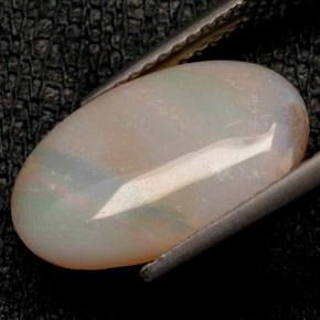 2.46カラットの天然マルチカラーオパール（14.7×9.3 mm・オーバルカット）