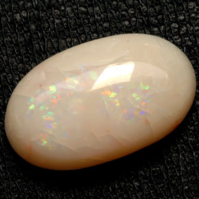 7.70カラットの天然マルチカラーオパール（18.5×11.2 mm・透明）