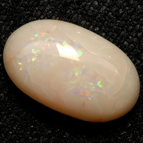 7.70カラットの天然マルチカラーオパール（18.5×11.2 mm・透明）