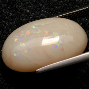 7.70カラットの天然マルチカラーオパール（18.5×11.2 mm・透明）