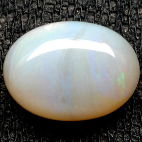 2.76カラットの天然マルチカラーオパール（11.6×8.5 mm・透明）