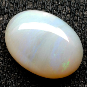 2.76カラットの天然マルチカラーオパール（11.6×8.5 mm・透明）