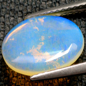 1.54カラットの天然マルチカラーオパール（11.4×9.6 mm・透明）
