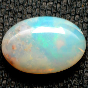 1.68カラットの天然マルチカラーオパール（11.3×7.7 mm・透明）