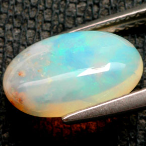1.68カラットの天然マルチカラーオパール（11.3×7.7 mm・透明）