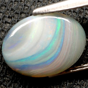 1.32カラットの天然マルチカラーオパール（10.4×7.7 mm・オーバルカット）