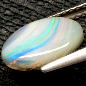 1.32カラットの天然マルチカラーオパール（10.4×7.7 mm・オーバルカット）