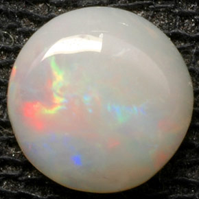 0.52カラットの天然マルチカラーオパール（6.28 mm・ラウンドカット）